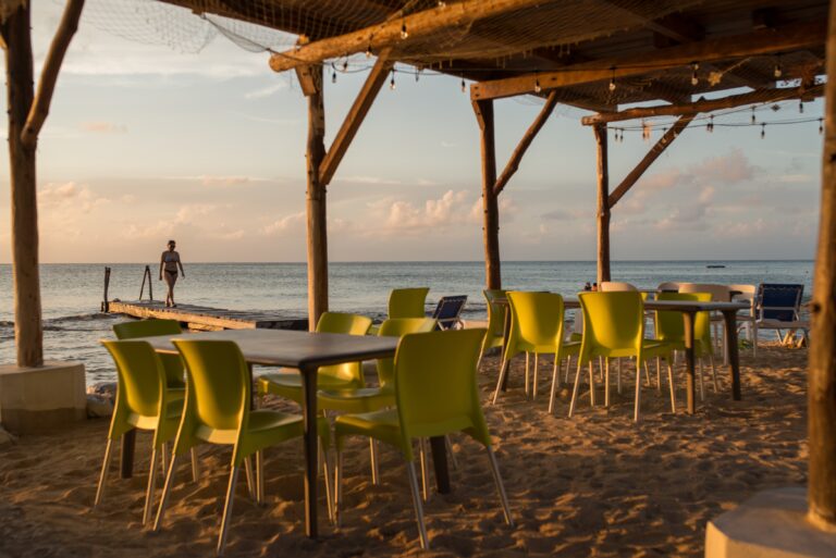 Terraza de La Monina junto al Caribe