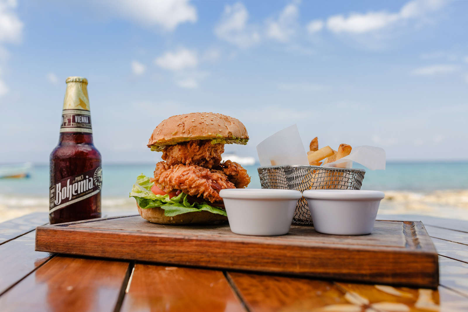 Hamburguesa y botanas frente al mar