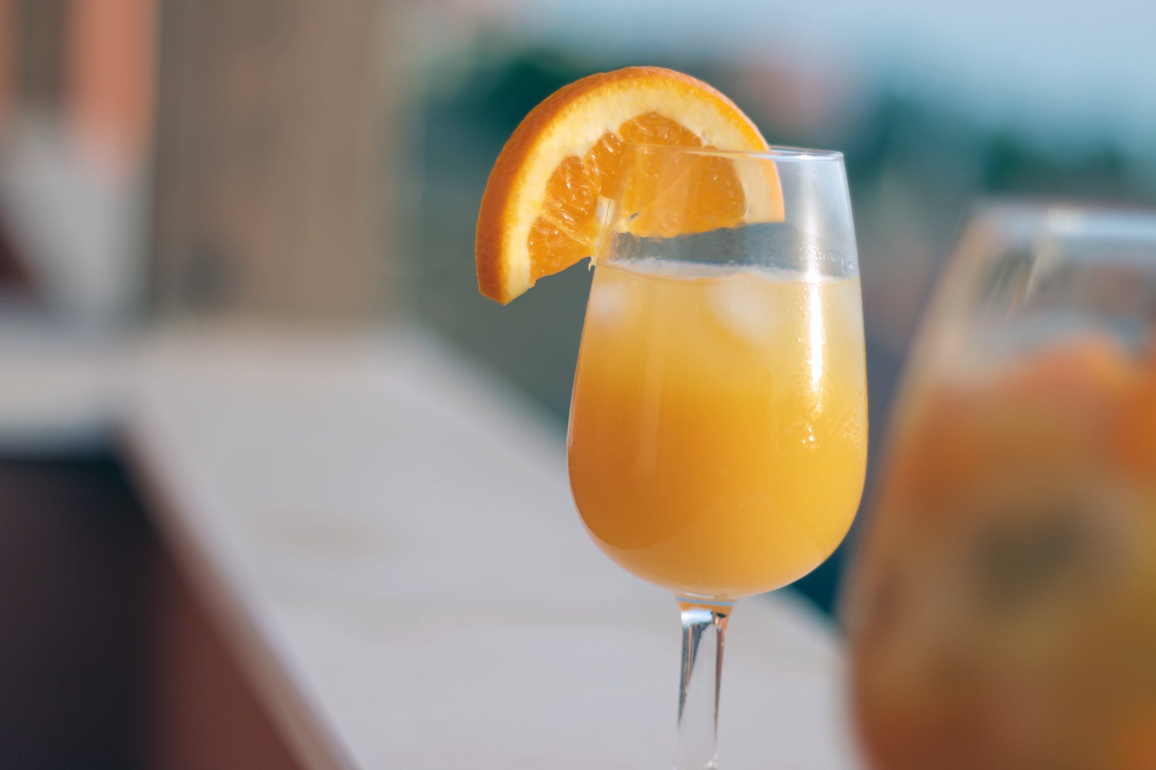 Jugo para desayuno frente al mar
