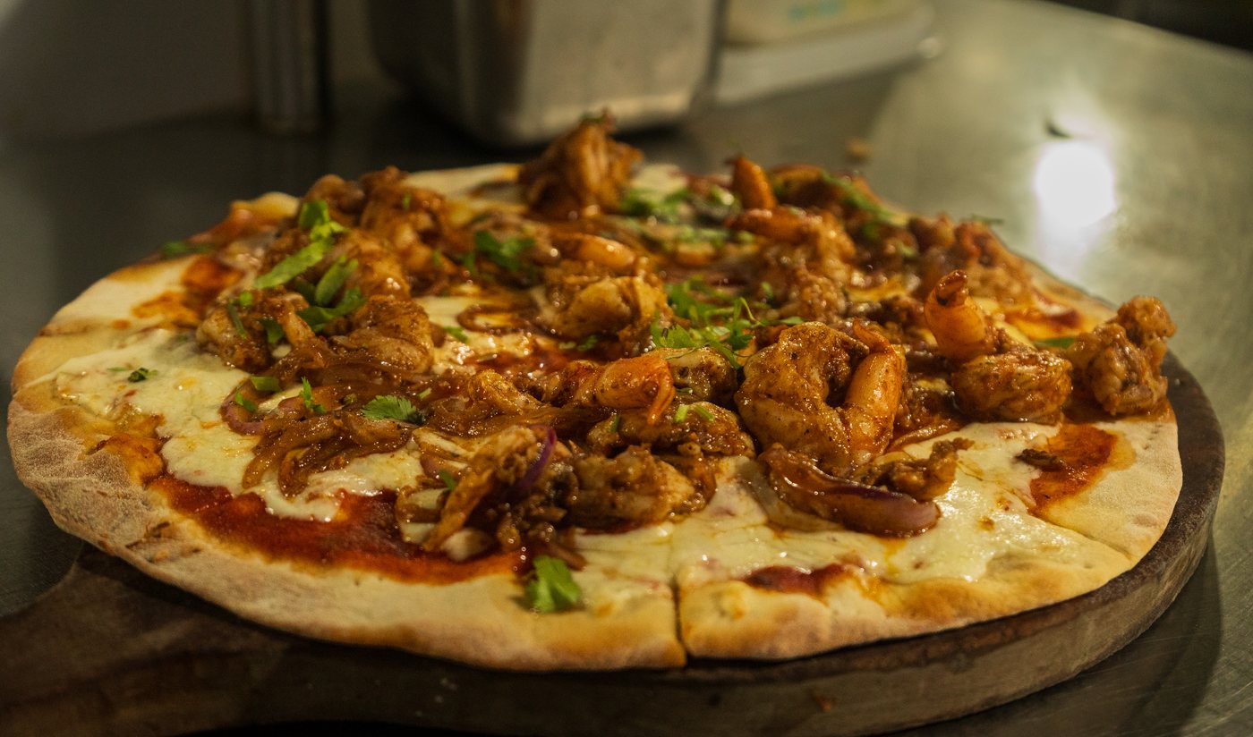 Pizza servida en La Monina