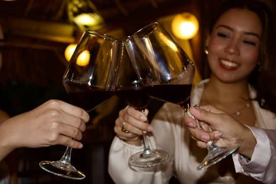 Brindis con copas de vino
